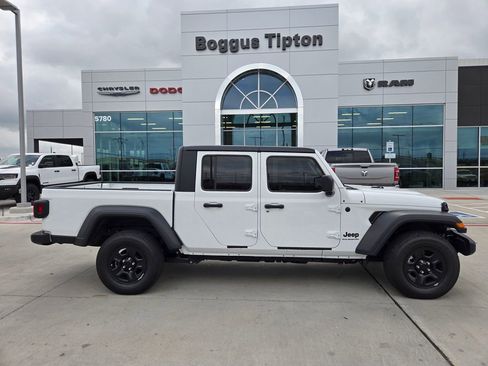 Used 2026 Jeep Gladiator Sport AWD/4WD image 2
