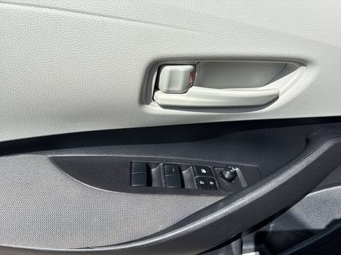 Used 2025 Toyota Corolla LE FWD image 12