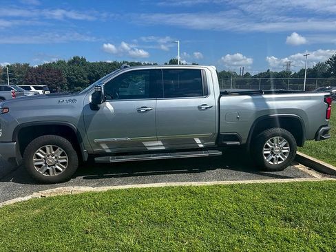 Used 2025 Chevrolet Silverado 2500 High Country w/ Technology Package AWD/4WD image 7