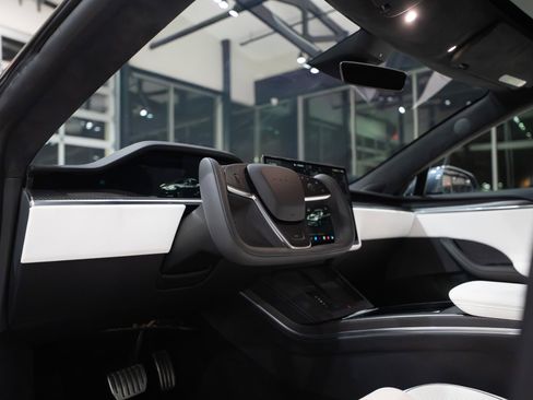 Used 2021 Tesla Model S Plaid image 15