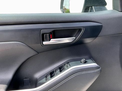 Used 2023 Toyota Highlander XLE FWD image 22