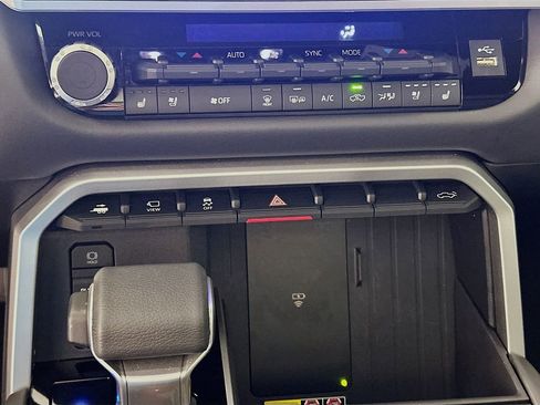 Used 2025 Toyota Tundra Platinum image 16