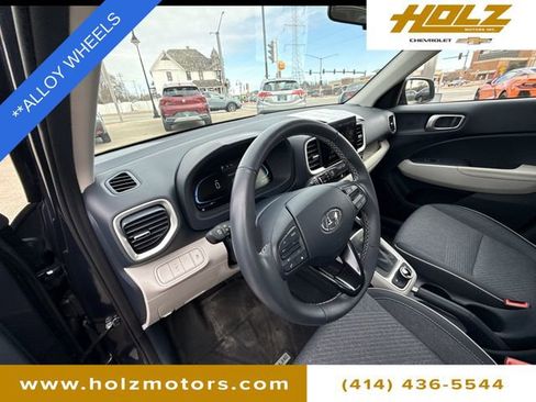 Used 2025 Hyundai Venue Limited image 10