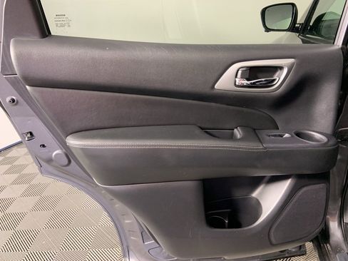 Used 2019 Nissan Pathfinder SL image 29