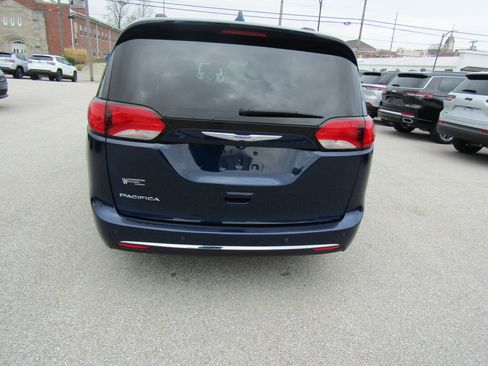 Used 2019 Chrysler Pacifica Touring-L Plus w/ Advanced Safetytec Group image 4