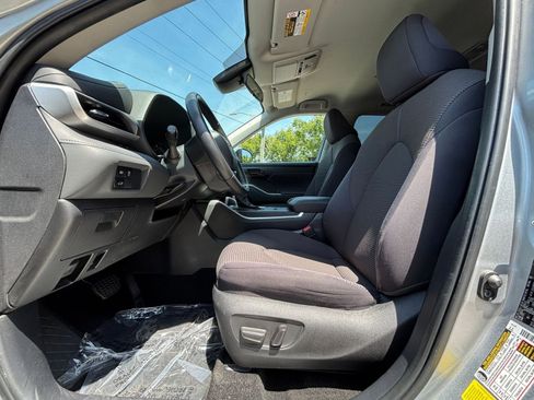 Used 2025 Toyota Highlander LE FWD image 24
