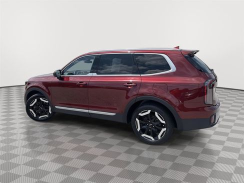 Used 2024 Kia Telluride EX w/ EX Captain's Chair Package image 4
