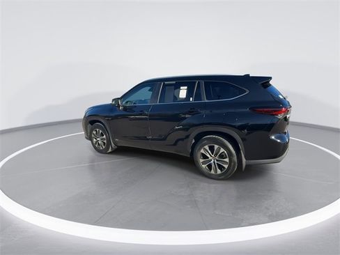 Used 2024 Toyota Highlander XLE image 6