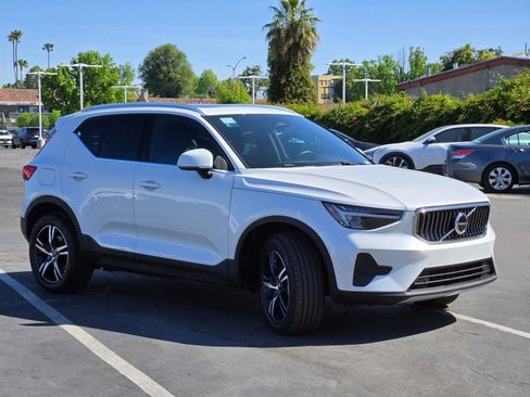Certified 2025 Volvo XC40 B5 Core AWD/4WD image 9