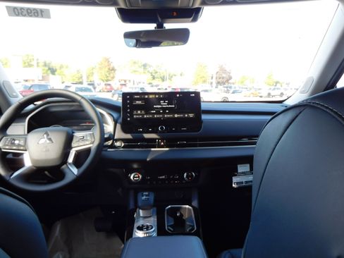 New 2025 Mitsubishi Outlander SE image 31