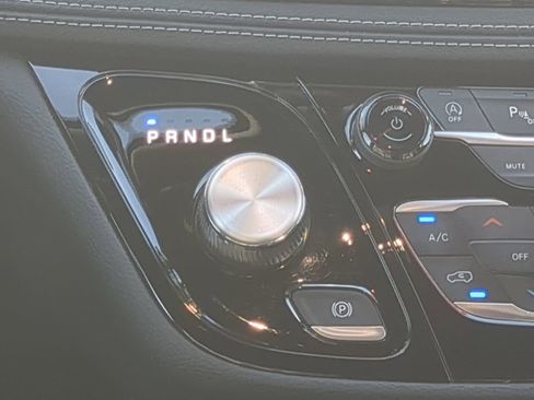 Used 2023 Chrysler Pacifica Touring-L w/ S Appearance Package image 16