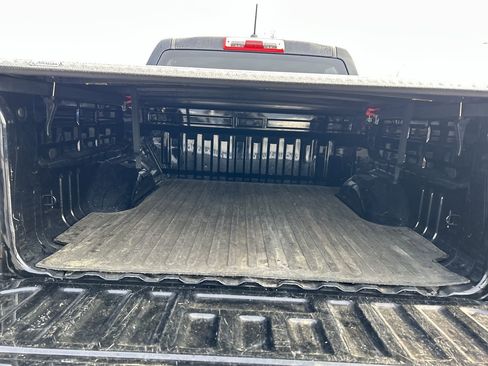 Used 2022 Chevrolet Colorado LT w/ Safety Package image 9