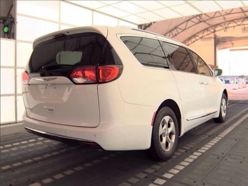 Used 2017 Chrysler Pacifica Touring-L Plus FWD image 3
