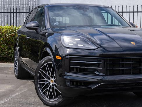 Used 2024 Porsche Cayenne image 12