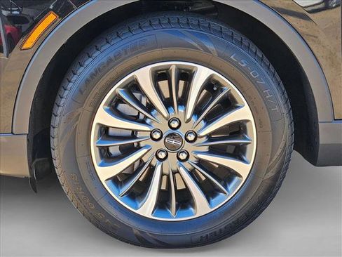 Used 2022 Lincoln Nautilus FWD w/ Premium Package image 14