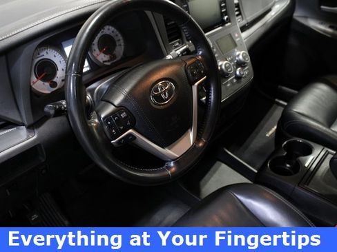 Used 2018 Toyota Sienna SE image 2