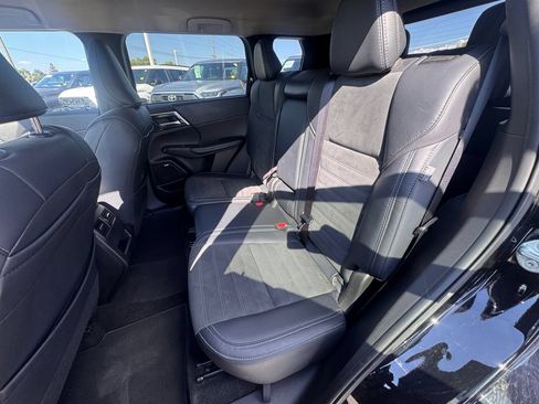 Used 2025 Mitsubishi Outlander AWD image 4