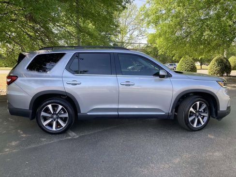 Used 2025 Honda Pilot Touring image 2