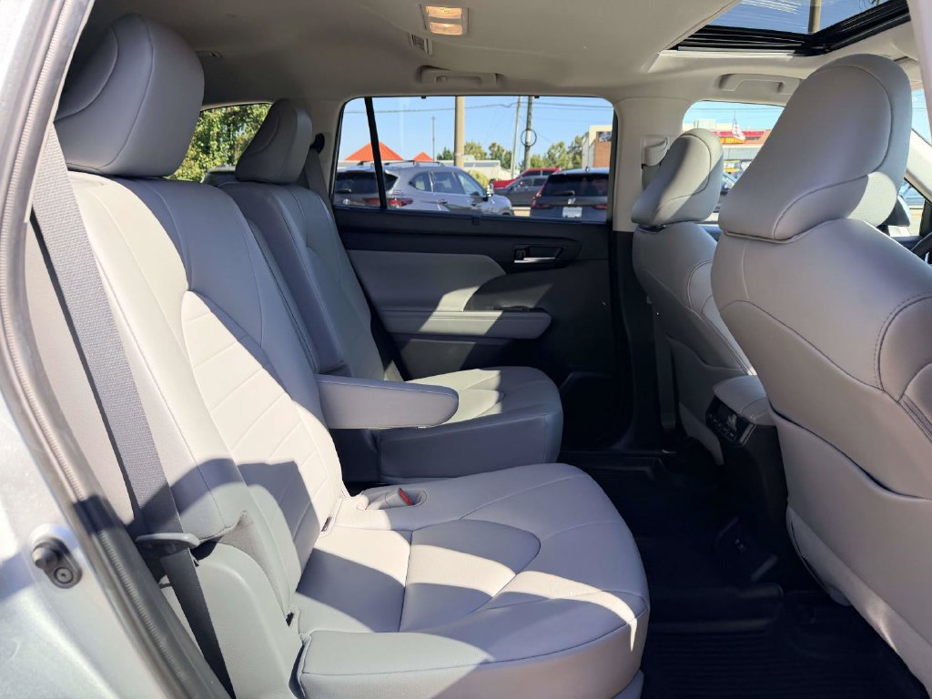 Certified 2021 Toyota Highlander XLE AWD/4WD image 14