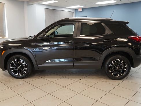 Used 2023 Chevrolet TrailBlazer LT w/ Convenience Package FWD image 2