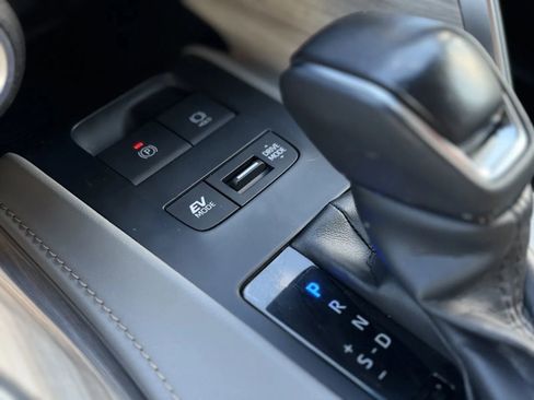 Used 2022 Toyota Venza Limited image 38