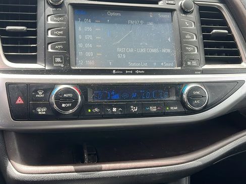 Used 2017 Toyota Highlander Limited w/ Carpet Mat Package AWD/4WD image 16
