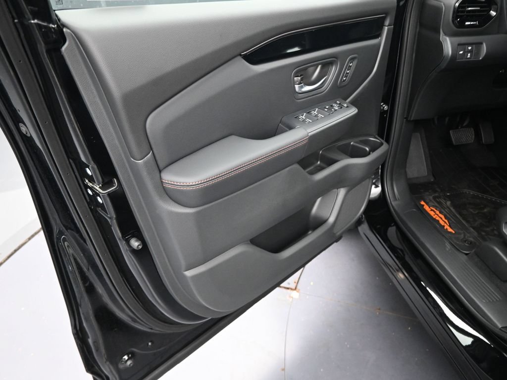 Certified 2025 Honda Pilot TrailSport image 29