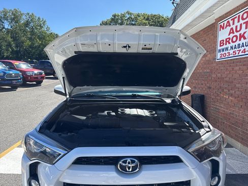 Used 2018 Toyota 4Runner SR5 AWD/4WD image 35