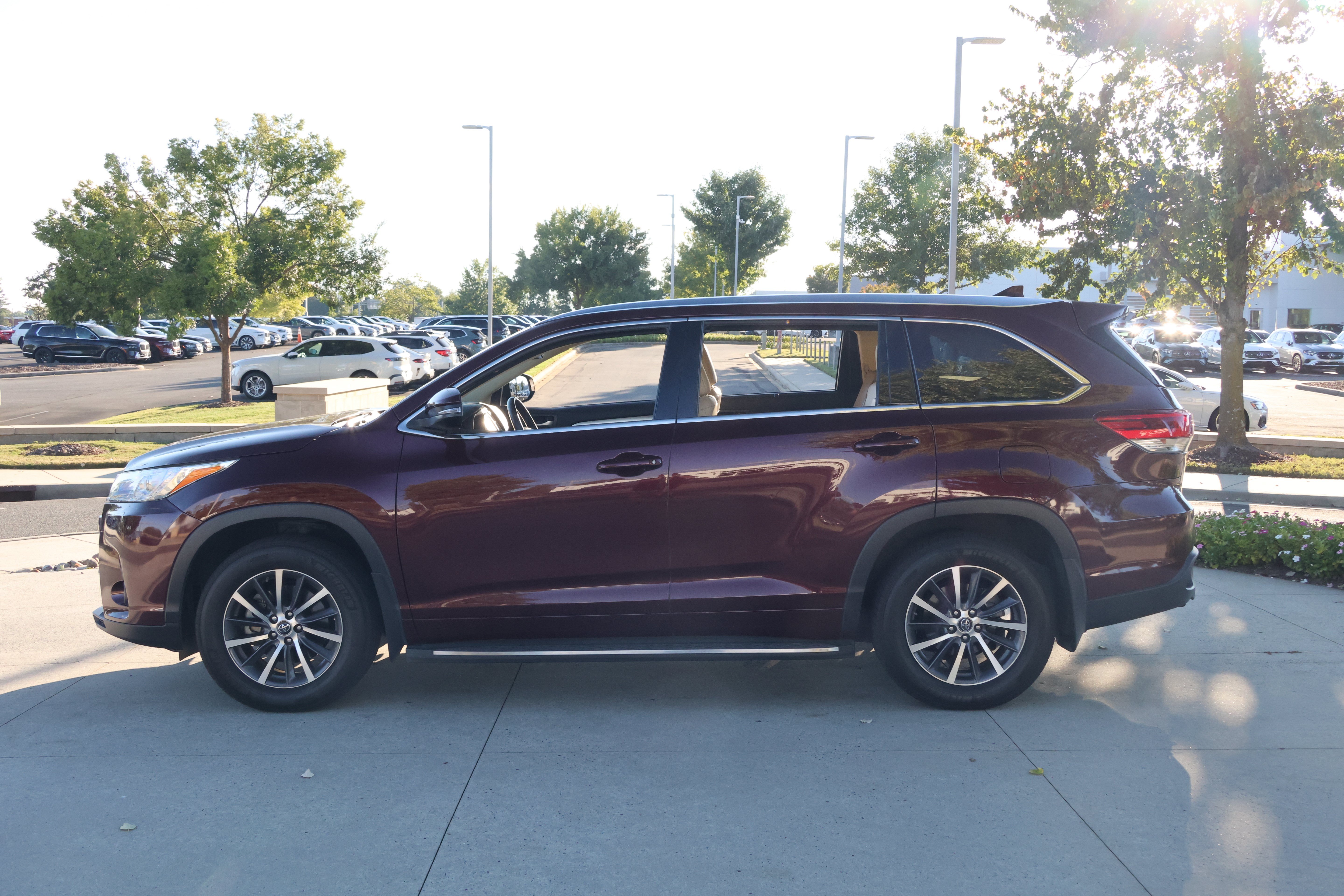 Used 2017 Toyota Highlander XLE AWD/4WD image 6