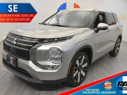 Used 2025 Mitsubishi Outlander SE image 1