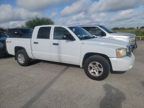 Used 2006 Dodge Dakota SLT w/ Trailer Tow Group AWD/4WD image 1