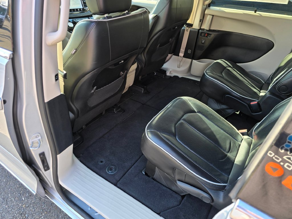 Used 2023 Chrysler Pacifica Limited FWD image 17