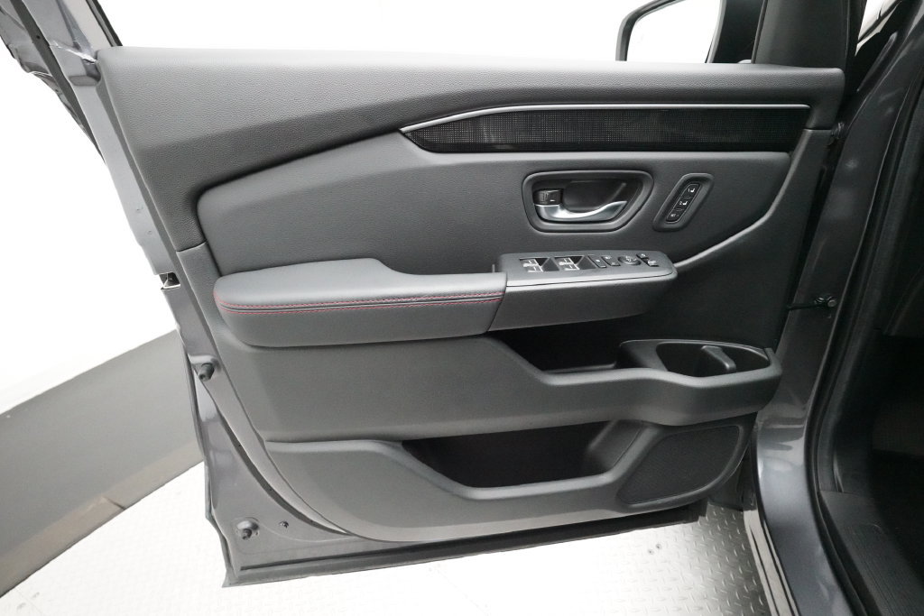 Certified 2025 Honda Pilot Black Edition image 28
