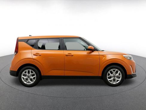 Used 2025 Kia Soul LX w/ LX Technology Package FWD image 10