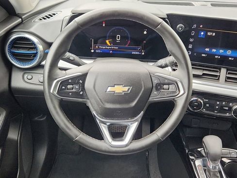 Certified 2025 Chevrolet Trax LT w/ LT Convenience Package FWD image 12