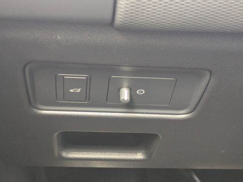 New 2026 Land Rover Discovery Limited Edition image 19