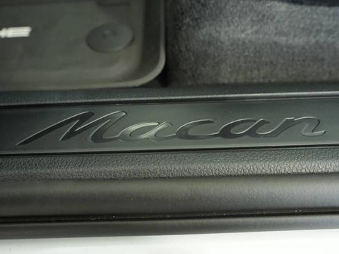 Certified 2025 Porsche Macan AWD/4WD image 32