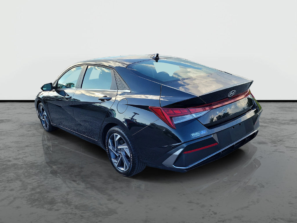 Used 2025 Hyundai Elantra SEL FWD image 3