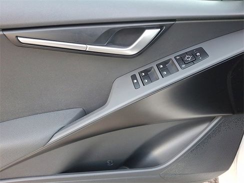Certified 2025 Kia Niro LX image 12