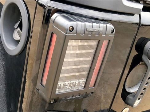 Used 2017 Jeep Wrangler Unlimited Rubicon w/ Connectivity Group image 29