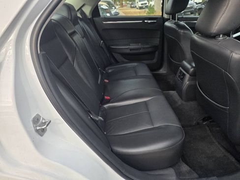 Used 2010 Chrysler 300 Touring RWD image 14