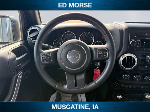 Used 2016 Jeep Wrangler Unlimited Sahara w/ Connectivity Group AWD/4WD image 12