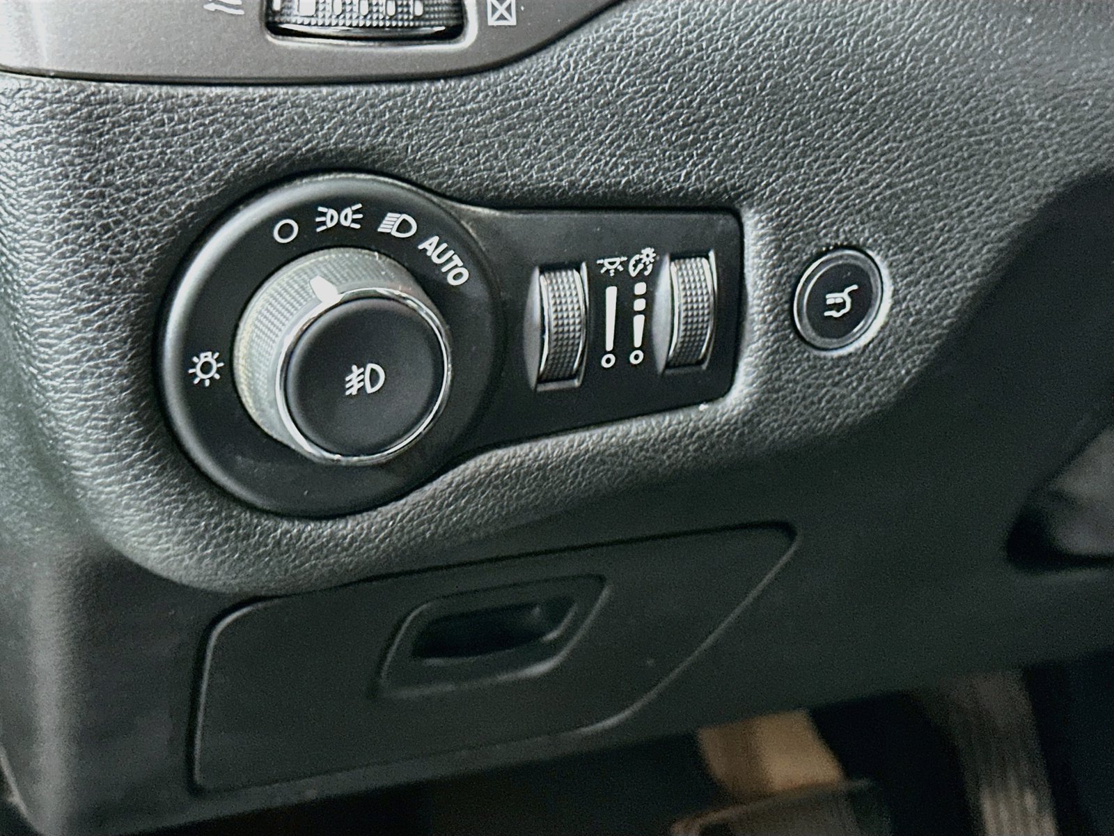 Used 2019 Jeep Cherokee Latitude Plus w/ Comfort/Convenience Group AWD/4WD image 11