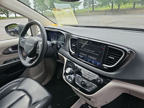 Used 2023 Chrysler Pacifica Touring-L FWD image 13
