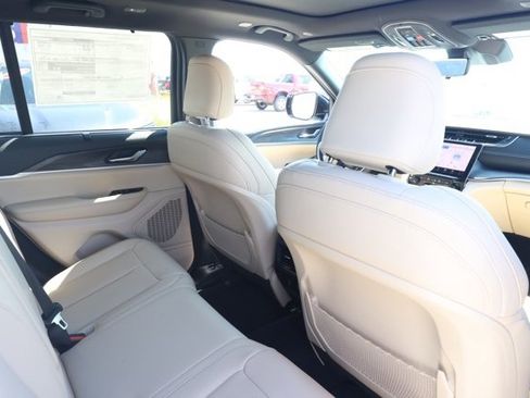 New 2025 Jeep Grand Cherokee Limited w/ Luxury Tech Group II image 17