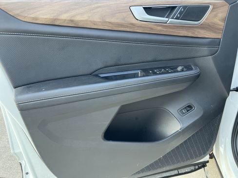 Used 2025 Volkswagen Atlas SE w/ Panoramic Sunroof Package FWD image 11