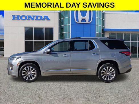 Used 2023 Chevrolet Traverse Premier FWD image 6