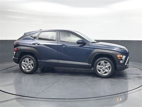 Used 2024 Hyundai Kona SE image 3