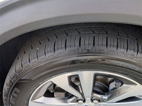 Used 2020 Ford Explorer Platinum w/ Premium Technology Package image 11