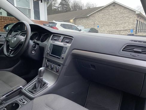 Used 2017 Volkswagen Golf S image 17
